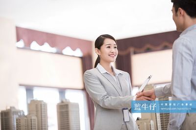 自信握手，開啟信任之門 專業房產經紀人的咨詢服務